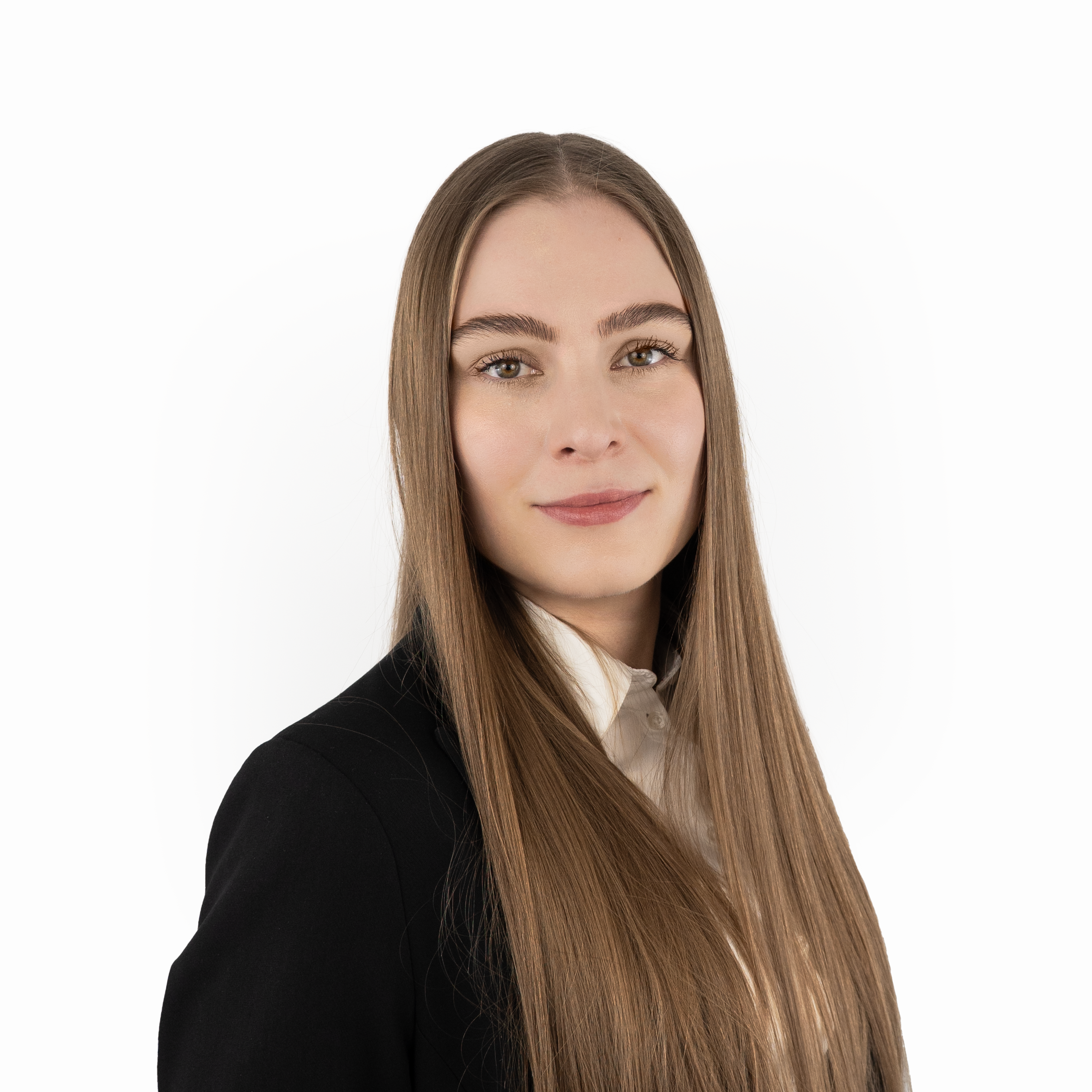 Porträt von Judith Kemp: Frau mit langen glatten braunen Haaren, weißer Bluse und schwarzem Blazer vor hellem Hintergrund.